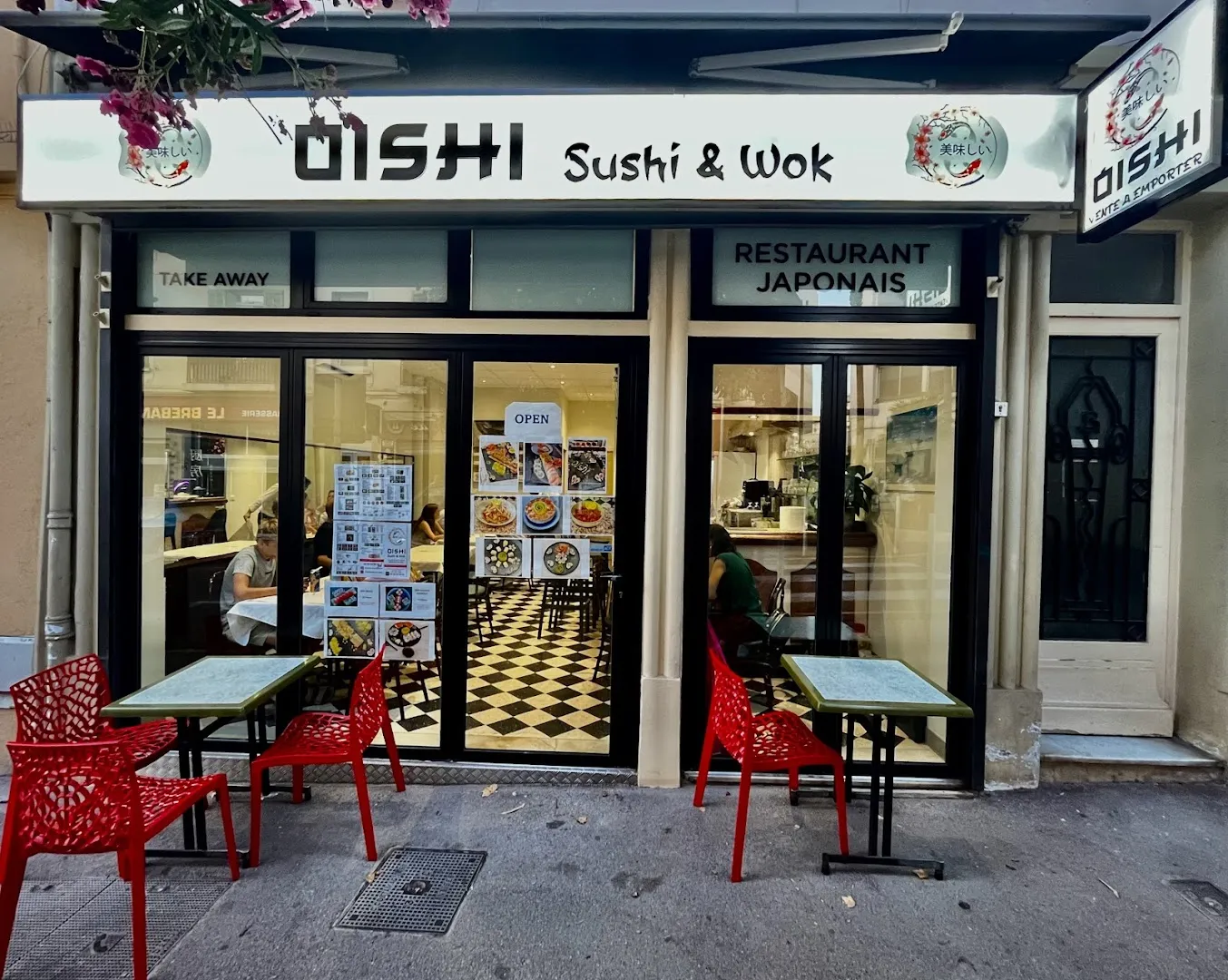 Devanture du restaurant Oishi Sushi & Wok à Juan-les-Pins